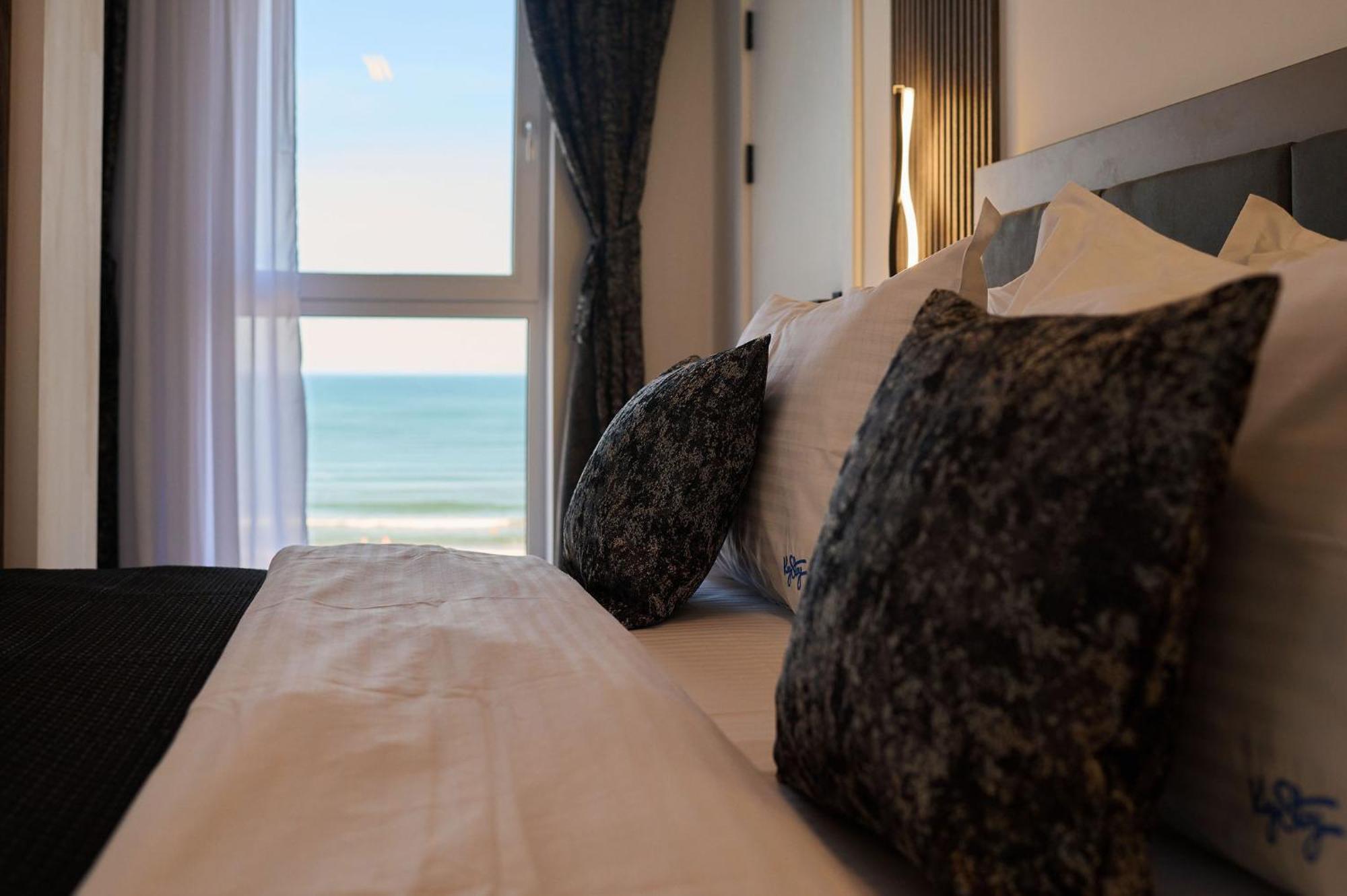 Alma Apartment In Infinity Beach Resort - Parking Mamaia Kültér fotó