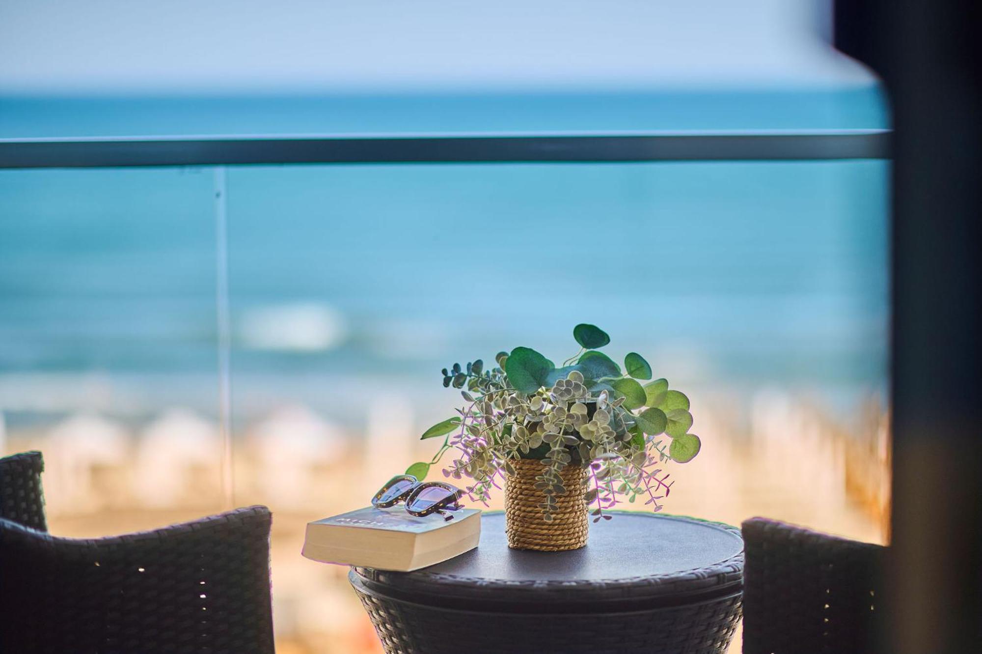 Alma Apartment In Infinity Beach Resort - Parking Mamaia Kültér fotó